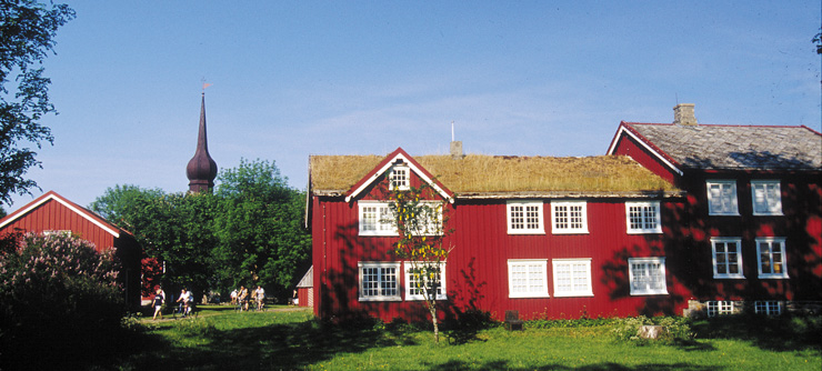 Alstahaugtunet og Petter Dass museet ligger rett sør for Sandnessjøen langs Fv17 / Photo: Olav Breen
