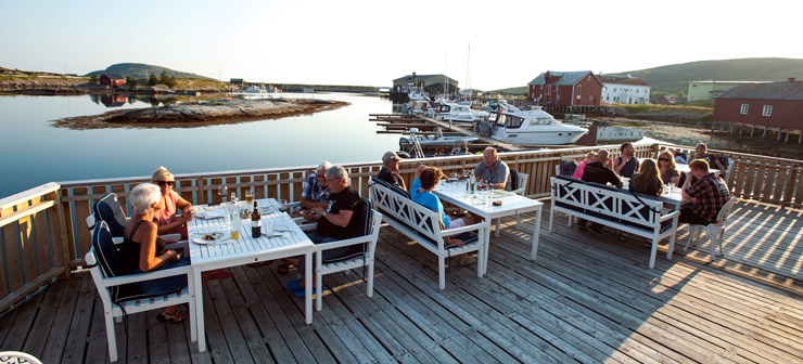 Ta turen ut på en av øyene utenfor Ørnes. Støtt Brygge er et gammelt handelssted med både bespisning og overnatting i historiske omgivelser. / Photo: Olav Breen